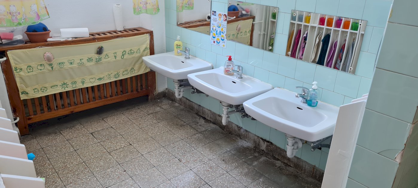 Felújítandó mosdóhelyiség