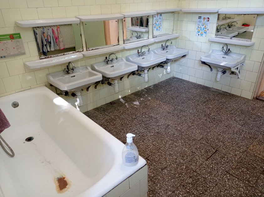 Felújítandó mosdóhelyiség