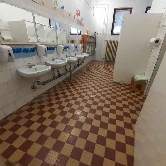 Felújítandó mosdóhelyiség