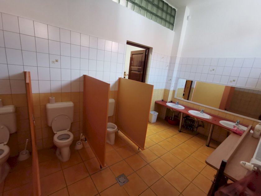 Felújítandó mosdóhelyiség