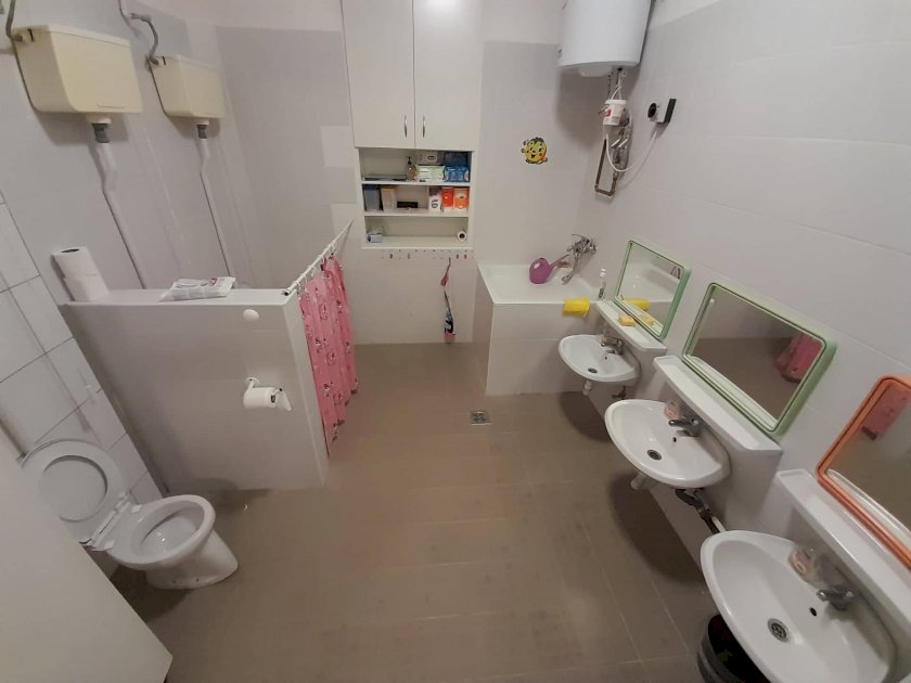 Felújítandó mosdóhelyiség