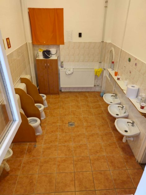 Felújítandó mosdóhelyiség